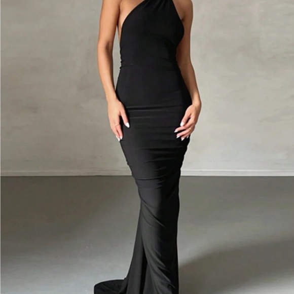 Black Medium Ring linked ruched sexy backless dress. - Picture 2 of 6